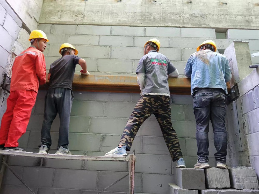 与上海集团公司合作的碧澜居钢结构夹层项目施工进行中